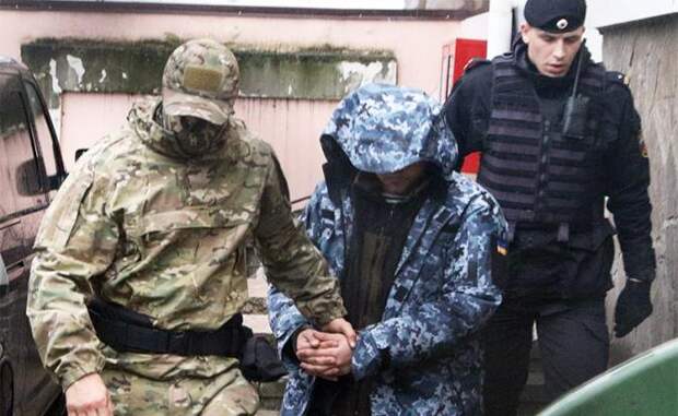 На фото: украинский моряк (в центре), задержанный с одного из трех кораблей ВМС Украины за пересечение государственной границы России