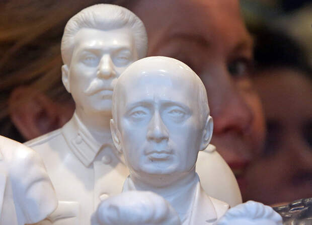 Бюсты Владимира Путина и Иосифа Сталина в сувенирном магазине