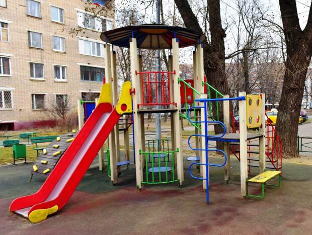 Детская площадка на Волжском бульвар/Денис Афанасьев, «Юго-Восточный курьер»