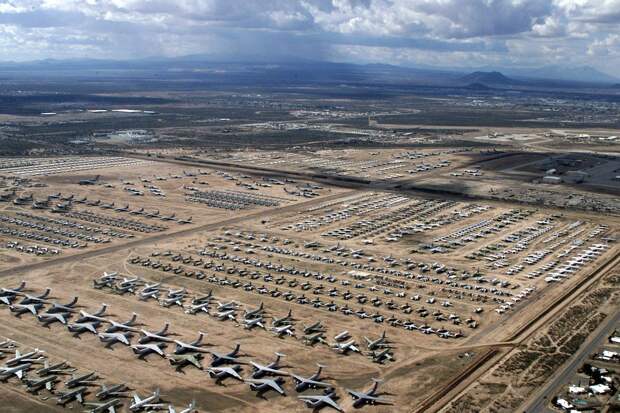 US_Navy_040204-N-3122S-004_An_aerial_image_of_the_Aerospace_Maintenance_and_Regeneration_Center_(AMARC)_located_on_the_Davis-Monthan_Air_Force_Base_in_Tucson,_Ariz