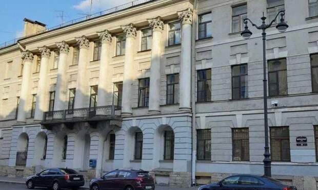 В центре Петербурга мать с ребенком рухнули с третьего этажа