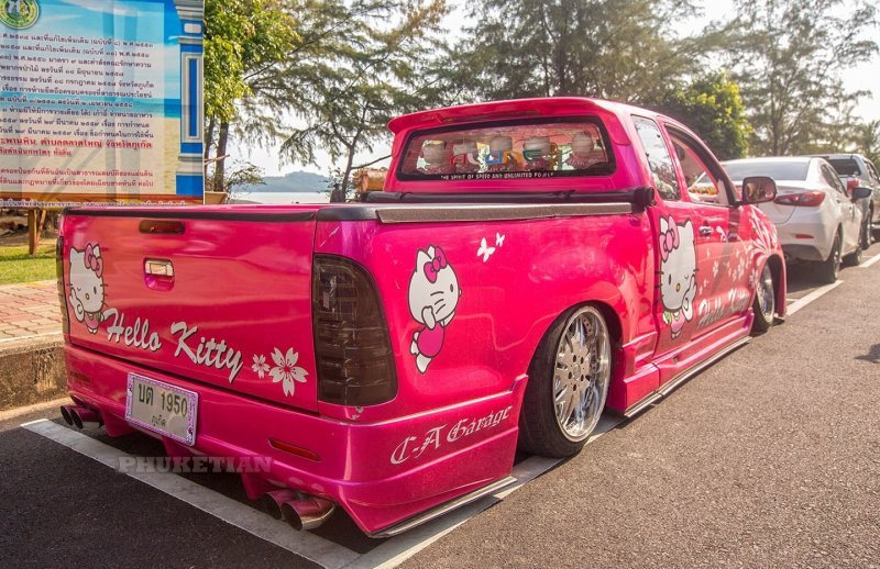 Toyota Hilux Vigo — передвижной бар Hello Kitty