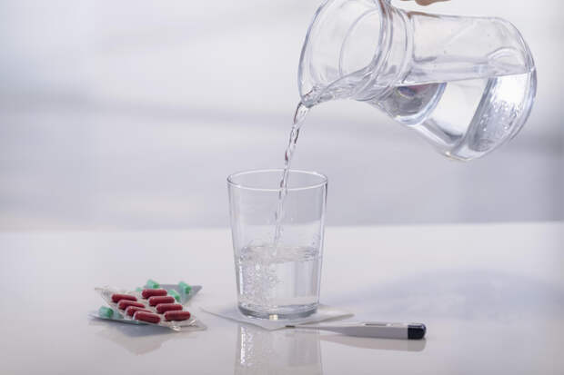 Почему инструкции к лекарствам требуют запивать таблетки водой?