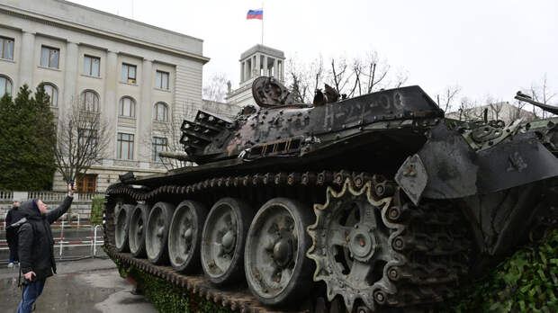 РИА Новости: в Берлине убрали танк, выставленный у посольства России