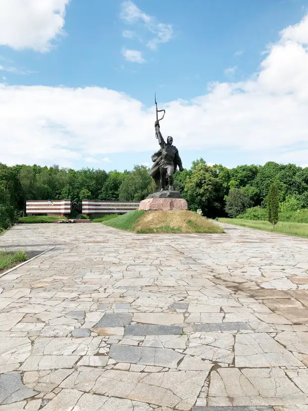 Мемориал урочища Шумейково - восьмиметровая бронзовая фигура советского воина Источник фото: www.drive2.ru