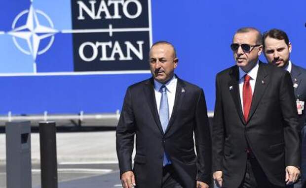 На фото: президент Турции Реджеп Тайип Эрдоган (в центре) и глава МИД Турции Мевлют Чавушоглу (слева)