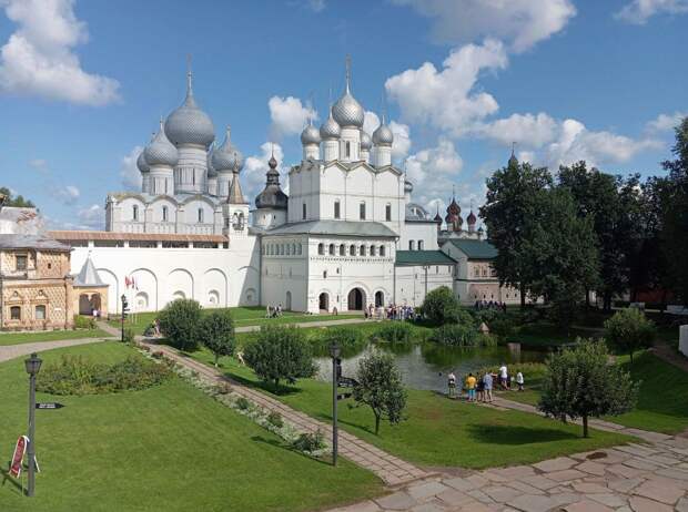 Аналога белым храмам Ростова Великого в Киеве нет и близко