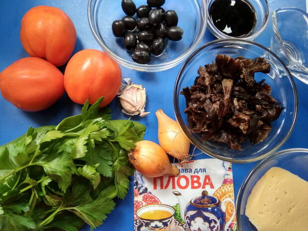 Салат с вялеными помидорами и грибами - моя новинка к застолью Вяленые помидоры делаю сама из свежих за 2 часа в духовке