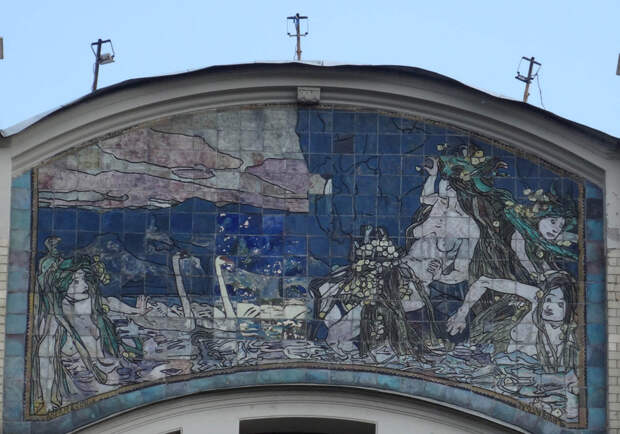 Майоликовое панно «Купание наяд» на главном фасаде гостиницы «Метрополь»
