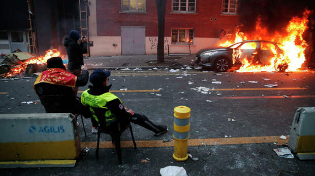 Во Франции в новогоднюю ночь задержали 441 человека, сожгли более 870 автомобилей