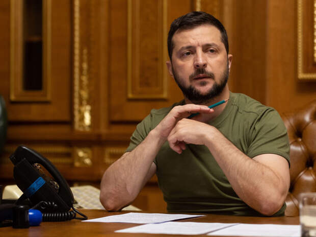 Зеленский принял поправку в закон, защищающую коррупционеров