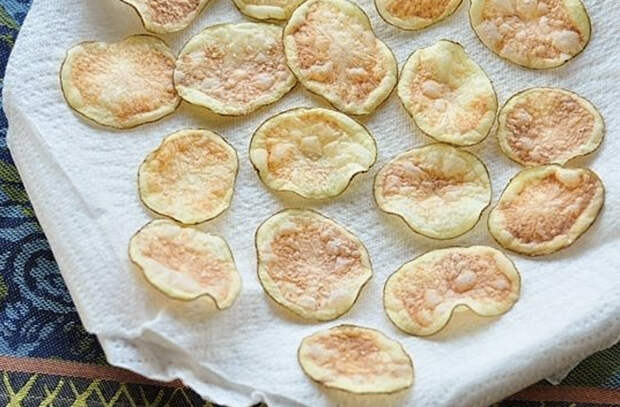 Картошку в микроволновку: за минуту делаем чипсы вкуснее чем из магазина