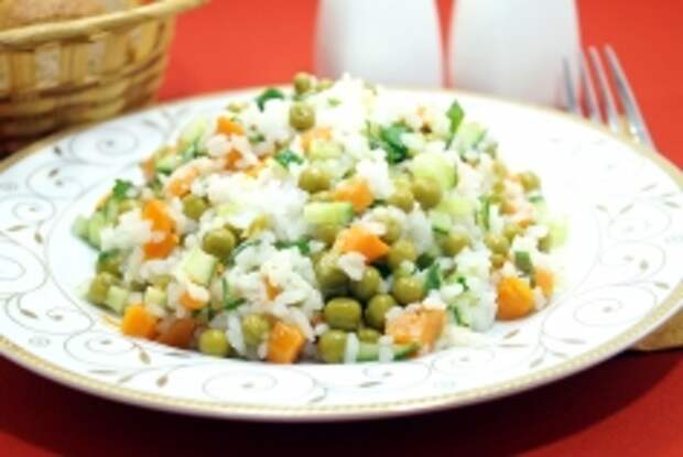 Салат с рисом и огурцом «Софья»