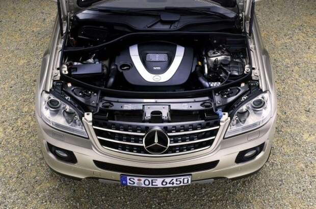 На данный момент большинство предложений на рынке - это версии ML 350 и ML 320 CDI. Первый из них - это 3,5-литровый 6-цилиндровый двигатель, развивающий 272 л.с. и сочетается исключительно с 7-ступенчатой автоматической коробкой передач. Время разгона от 0 до 100 км / ч составляет 8,4 секунды, а максимальная скорость - 215 км / ч. Эти цифры могут не впечатлять, но они достаточно хороши, чтобы спокойно обогнать. Атмосферный двигатель V6 должен проехать до 300 000 км без капитального ремонта. Однако многие владельцы утверждают, что поршни и поршневые кольца изнашиваются уже на половине этого пробега, поэтому общая оценка этого мотоцикла немного выше среднего.