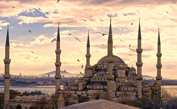 Голубая Мечеть Стамбул К началу 1600-х годов Османская империя переживала пик своего могущества. Тогда и была построена знаменитая Голубая Мечеть, чьи величественные купола, тончайшие шпили минаретов и внутреннее убранство поражают и по сей день.