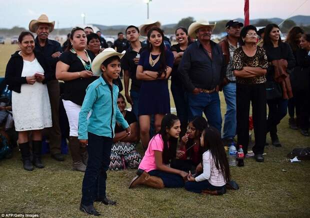 Тысячи незваных гостей приехали на 15-летие мексиканки, увидев приглашение в фейсбуке день рождения, мексика, незваные гости, фейсбук