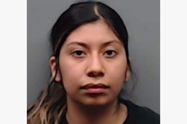 Обнаженную сотрудницу школы арестовали после секса с учеником в автомобиле