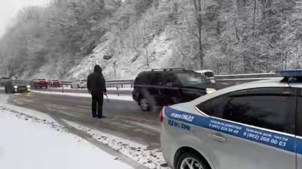 Снег и метель на Мамайском перевале: ГИБДД работает в усиленном режиме