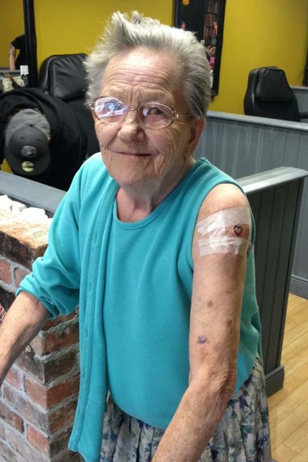 79-летняя пропавшая бабушка нашлась, когда ей делали татуировку