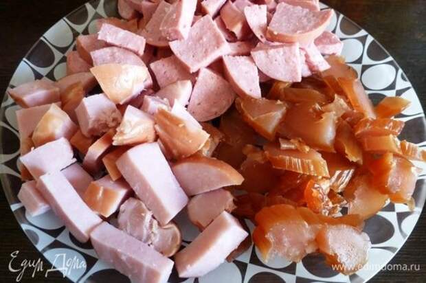Для солянки возьмем разные мясо-колбасные продукты, чем разнообразнее состав, тем вкуснее. У меня свиная сарделька, копченая куриная грудка и ветчина. Нарежем кусочками.