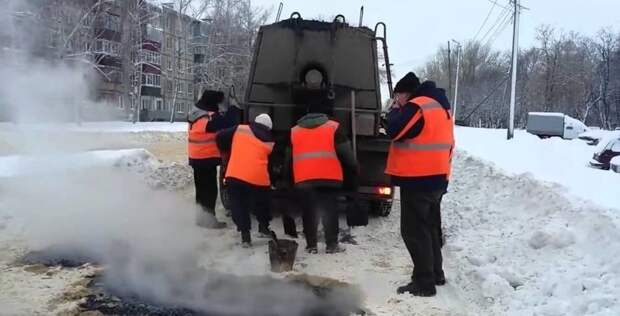 Разрешили: российские автодорожники будут укладывать асфальт в дождь, снег и мороз ynews, Росавтодор, асфальт, ремонт дорог, укладка асфальта