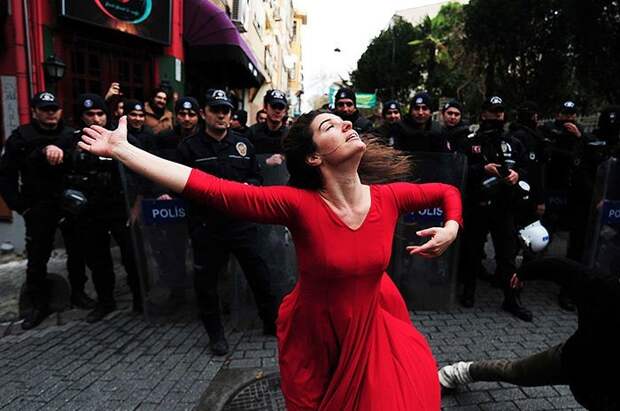 Девушка танцует перед полицией на демонстрации против выселения из "просевшего" здания, Стамбул, 2014 демонстрации, женщины, кадры, общество, протест, сильные женщины, сильные фотографии, фото
