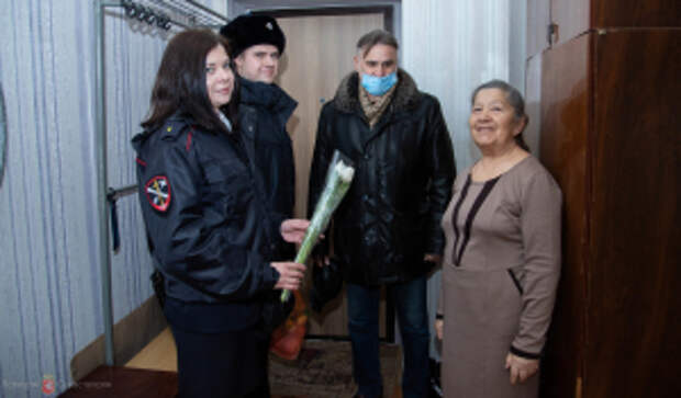 В Севастополе сотрудники полиции поздравили с Международным женским днём вдову сотрудника, погибшего при выполнении служебных обязанностей