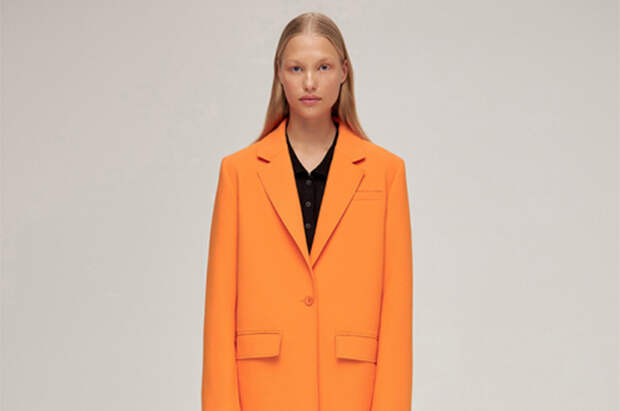 Оранжевый как у Блейк Лайвли или розовый как у Тины Кунаки: 7 ярких жакетов на весну