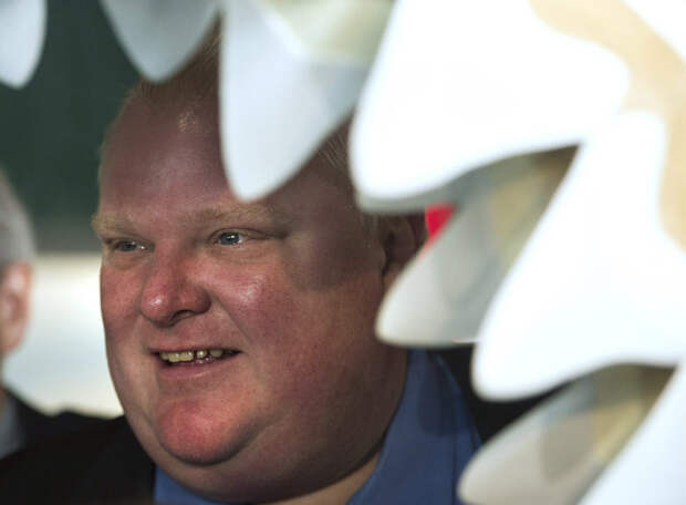 Каждый сходит с ума по-своему: но все в восторге Мэр Торонто Роб Форд нашел идеальный ракурс для того, чтобы попозировать фотографам на открытии нового аквариума Ripley s Aquarium в своем городе: засунул голову в пасть к гигантской акуле. Строительство аквариума обошлось властям в 130 миллионов долларов, и вот спустя два года его все-таки открыли. Интересное в мире, истории, новости