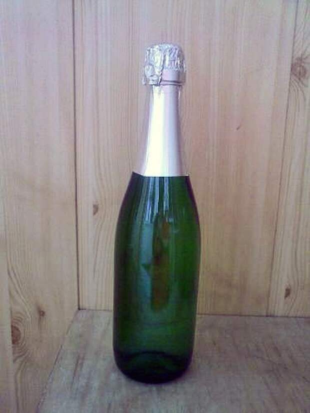 Подготовьте бутылку шампанского, очистивши ее от этикетки 