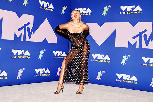 Фото №2 - Эпоха «голых» платьев возвращается: Майли Сайрус в абсолютно прозрачном образе на премии MTV