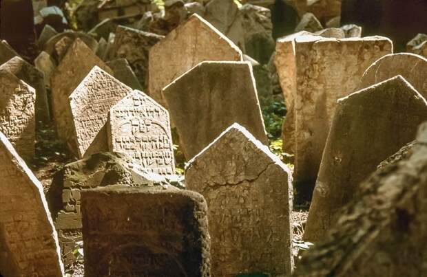 Многослойное еврейское кладбище в Праге