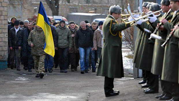 Призывники в украинскую армию и военный духовой оркестр на одном из призывных пунктов в Киеве
