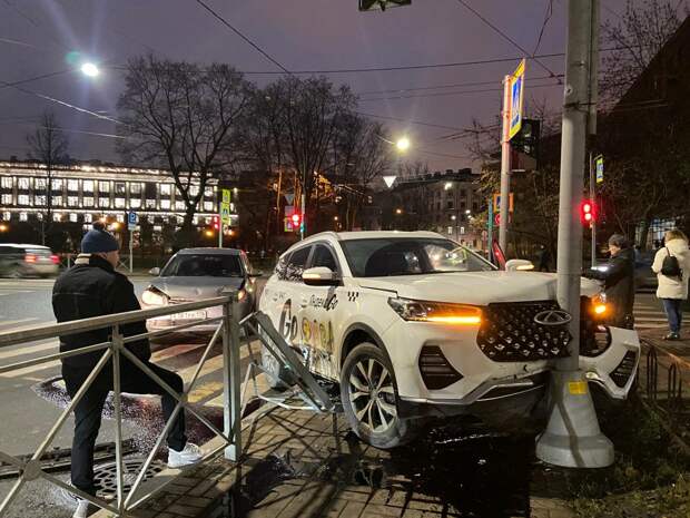 В Петербурге водитель «Яндекс.Такси» затормозил об столб, чудом не сбив людей