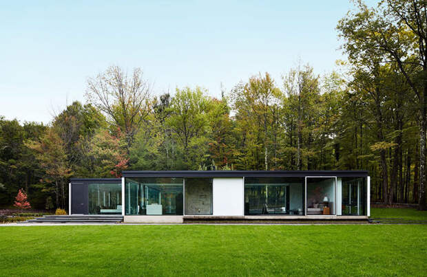 Современный и уютный: дом со стеклянными стенами в лесу недалеко от Нью-Йорка