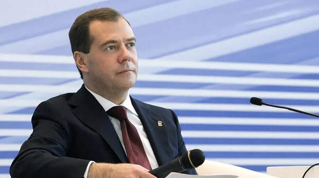 Медведев назвал руководство ЕС "идиотами", которые бредят войной с Россией