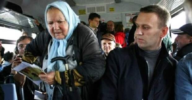 Чудо в автобусе. Мы ехали с работы. На остановке в салон зашла неприметная бабуля