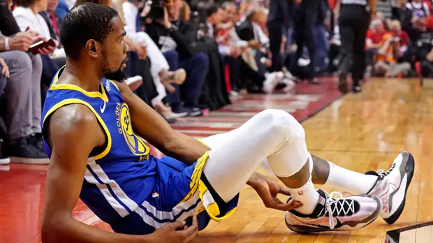Победа ценой травмы: «Голден Стэйт» потерял Дюранта, но сохранил интригу в финале НБА