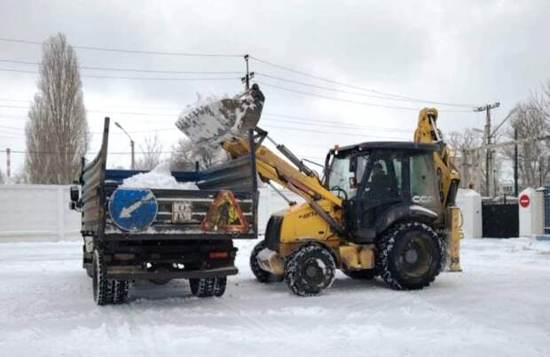 Уборка снега в Астрахани продолжается полным ходом