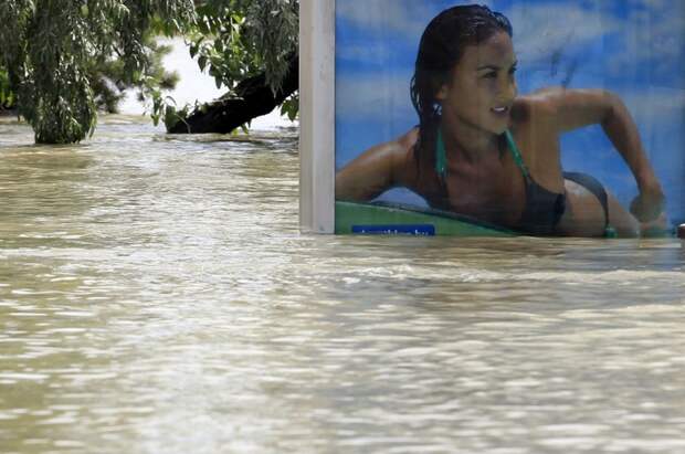 A partially submerged billboard on a tramstop is seen on the flooded embankments of the Danube River in Budapest on June 10, 2013. (REUTERS / Laszlo Balogh)