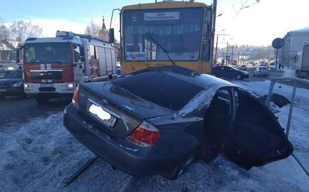 Авария дня. В Барнауле трамвай смял Тойоту toyota, авария, авария дня, авто, авто авария, видео, дтп, трамвай