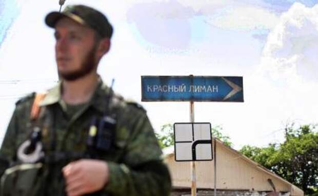 На фото: военнослужащий Народной милиции ЛНР у знака на Красный Лиман