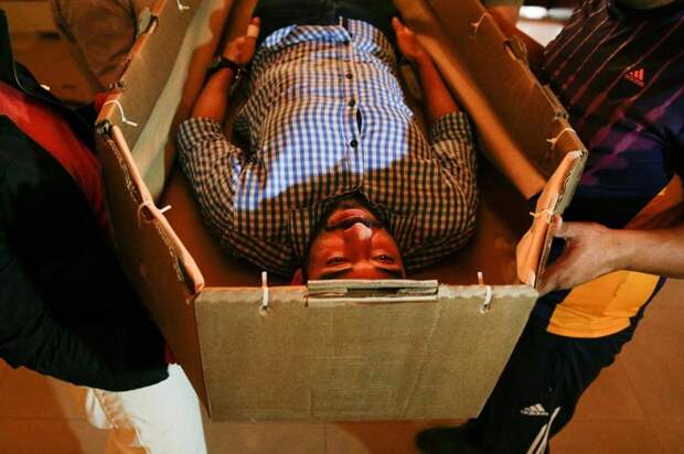 В Венесуэле растет спрос на гробы из картона гроб, картон