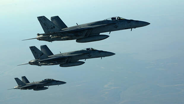 Американские самолеты F-18E. Архивное фото Американские самолеты F-18E. Архивное фото