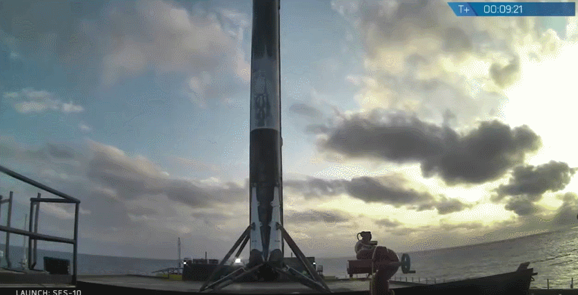 SpaceX успешно запустила в космос уже летавшую первую ступень Falcon 9 и снова посадила ее