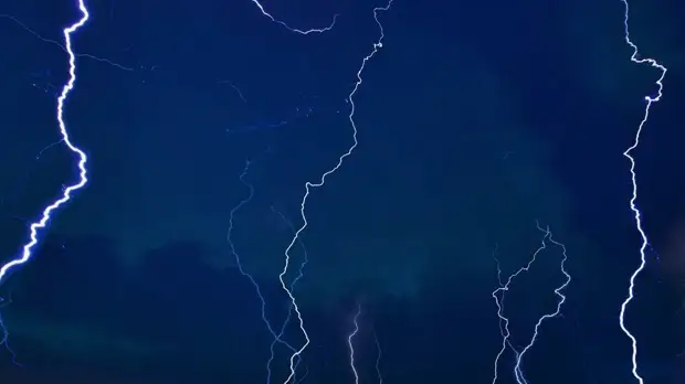 МЧС предупредило о грозе и сильном ветре в Московской области