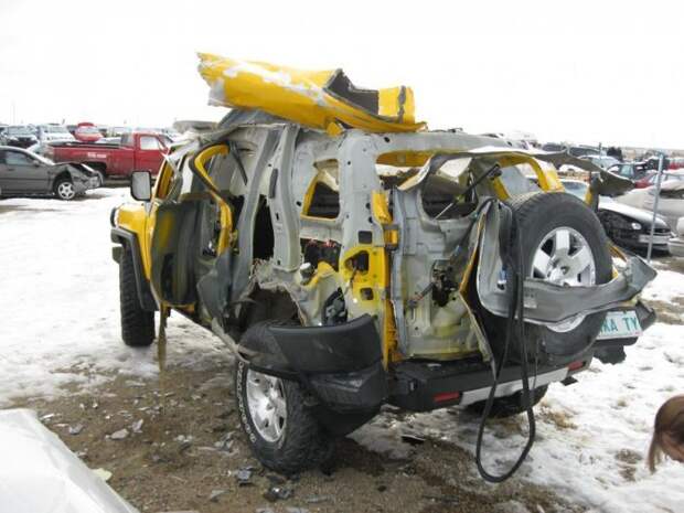 Последствия взрыва баллона с ацетиленом внутри Toyota FJ Cruiser (7 фото)
