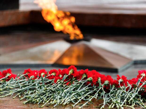 В Советском подозревают, что подростки подожгли самокат от Вечного огня