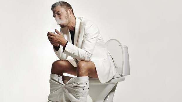 Канализация не все стерпит: что ни в коем случае нельзя смывать в унитаз