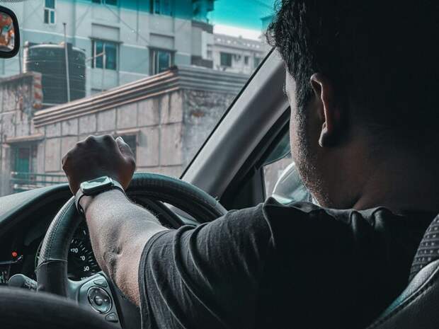 Водителям грозит штраф до 15 тыс. рублей за езду с просроченными правами в новогодние праздники